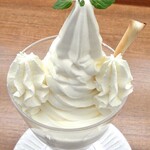 ミルク&パフェ よつ葉ホワイトコージ - よつ葉の白いパフェ