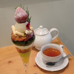 BONBONS DE K - 今月のパルフェ "parfait aux fraises Chapitre 1" ~tour eiffel de noel ~と紅茶
