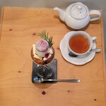 BONBONS DE K - 今月のパルフェ "parfait aux fraises Chapitre 1" ~tour eiffel de noel ~と紅茶