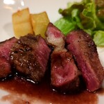 QUATTRO bar M4 - う…ウマそうな黒毛和牛ステーキ(⁠*⁠´⁠ω⁠｀⁠*⁠)