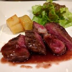 QUATTRO bar M4 - 黒毛和牛ステーキ 赤ワインソースに接近(^_^)v