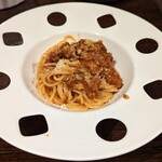 QUATTRO bar M4 - ラグーソースのパスタ(皿の◯や◇は穴あきです)