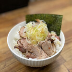 らぁめん夢 - 肉米¥150は鶏と豚チャーシューたっぷりでボリューム満点。お腹に余裕があれば是非