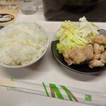 霧島の豚鳥店 - ご飯は小で250　お茶碗山盛り