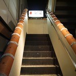 ステーキハウス 村岡 - この階段を上がれば入口が