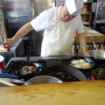 Tonkatsu Kitahachi - フライパンで揚げるカツ