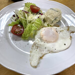 天狗温泉浅間山荘 - 目玉焼きサラダ