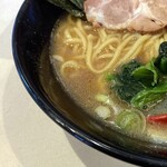 横浜家系らーめん たけ家 - ライトだけど少し獣感もあるスープ。