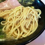 横浜家系らーめん たけ家 - 麺は気持ち細めの中太ストレート麺。