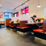 京都北白川ラーメン 魁力屋 - 【内観(店内)】大人6人が座れるボックス席が5つ。家族連れにはオススメ。お子様メニューあり。