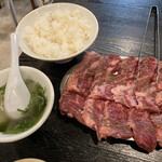 焼肉 北京 - 塩味の上ハラミはタレに浸さずに食べる。美味しい焼肉には白飯は不可欠