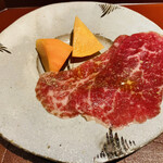 馳走 啐啄一十  - 【写真⑱】榊山牛(内腿)生ハム(7ヶ月熟成)、(外腿)生ハム(7ヶ月熟成)、柿(和歌山県産)添え