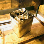 Kaki Goya - 食べ終わった牡蠣の殻は、テーブル下の箱に放り込みます。
      2022年12月17日