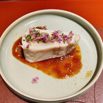 馳走 啐啄一十  - 【写真⑲】炭火焼き寒鰆(山口県岩国産、7kg、8日熟成)、濃口醤油&味噌&6種類の野菜(人参、玉葱など)のタレ