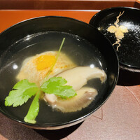 馳走 啐啄一十  - 【写真⑥】炭火焼き白甘鯛(愛媛県八幡浜産)、椚原木椎茸(岡山県美作産、ムサシ農園)、利尻昆布&血合い抜き鮪節の出汁のお椀