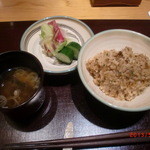 神保町 傳 - 赤出汁に香の物、ご飯は御代わり＾＾