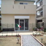 PASTA&BAR Natsu - お店の前にハーブなどが植えられてます。その為に本気の肥料っす。目撃！お父さんが必死にやってました。素敵っす。