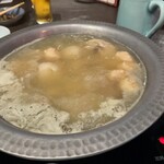 博多華味鳥 天神西通り店 - お肉を入れるところまでは、サービス係さんがしてくれます。