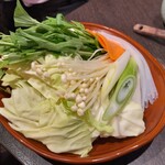 博多華味鳥 天神西通り店 - 野菜は自分で入れてください。
