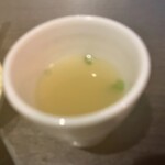 博多華味鳥 天神西通り店 - 鍋のスタート前のスープを味わう。