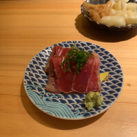 鮨 りんだ - さく漬けのまぐろ。大間。わさび、ごま、九条ネギ