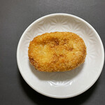 肉屋のハンバーグと炊きたての米 - 牛すじ入りコロッケ93円。肉の旨味脂。