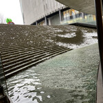 肉屋のハンバーグと炊きたての米 - グランフロントの地下1階の階段の滝の左がお手洗い