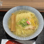 鯛塩そば 灯花 - 鯛塩らぁ麺 角材メンマ2本、柚子皮、チャーシュー、ネギ、ナルトというシンプルな構成。