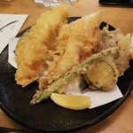 魚八庭 - 穴子と野菜の天ぷらです。それぞれカリッと上がってて食感と味が楽しめました。