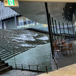 肉屋のハンバーグと炊きたての米 - 階段の滝。大阪は水の都。