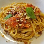 Piscaria - ランチ：〈パスタ〉赤海老とフレッシュトマト、アーモンド スパゲッティ（1人前を2名でシェア）