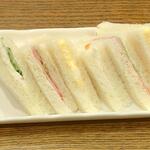 ディオ - ミックスサンド (税抜)100円→70円 ※カットし盛り付けました (2022.12.17)