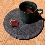sio - オニバス豆のコーヒーとミニマルショコラ。たぶんナッティ。ご近所コラボでもあり、とてもよく合う
