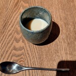 sio - シンプルで優しい味わいの茶碗蒸し。すごくフルフルの食べ心地、まさに飲めちゃいそう♪♪ほんのりお出しと玉子味がいい