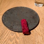 sio - sioのスペシャリテ馬肉タルタルのラスク。いつもの美味しさでもあり、毎回少しずつ違いがあったりする。ビネガーの感じとか甘みとかラスクの歯ざわりとか(*^^*)