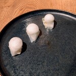 sio - アオリイカのお寿司っぽい仕立てのカルパッチョ?!サラダ仕立て?! な一品。左からひとつずつ崩さずすくってひと口づつでいただきます。最後の1つだけシトラスキャビア入りでプチプチ感プラスされ楽しく美味