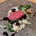 sio - 赤身の蝦夷鹿シンタマはやわらかながら噛みごたえあり赤身ならではの味わい、そこにチーズリゾットのコクや黒トリュフコロッケの油分それぞれの風味が加わって一口ごと異なる美味しさ(*˘︶˘*).｡.:*♡楽し