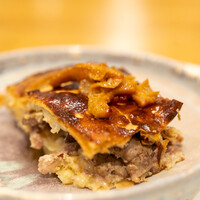 La Stalla - 2022.12 北海道ニニウファーム産仔羊（サフォーク種）腎臓と腿肉のパイ包み焼き トリッパ キャベツのヴェルタータ（ポタージュ）