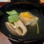 馳走 啐啄一十  - ⑤炭火焼き白甘鯛(愛媛県八幡浜産)、椚原木椎茸(岡山県美作産、ムサシ農園)、三つ葉、利尻昆布&血合い抜き鮪節の出汁のお椀
