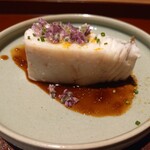 馳走 啐啄一十  - ⑮炭火焼き寒鰆(山口県岩国産、7kg、8日熟成)、濃口醤油&味噌&6種類の野菜(人参、玉葱、馬鈴薯等々)ソース掛け、紫蘇の花載せ