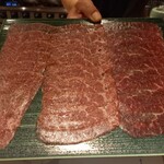 馳走 啐啄一十  - ⑭榊山牛(内腿)生ハム(7ヶ月熟成)、(外腿)生ハム(7ヶ月熟成)、柿(和歌山県産)添え