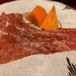 馳走 啐啄一十  - ⑭榊山牛(内腿)生ハム(7ヶ月熟成)、(外腿)生ハム(7ヶ月熟成)、柿(和歌山県産)添え