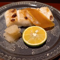 馳走 啐啄一十  - ②炭火焼き真名鰹(広島県倉橋産、2.5kg)、大根おろし&酢橘添え