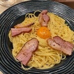 エビノスパゲッティ 丸ビル店 - 炙りベーコン4カットに卵黄