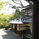 真古館 - 真古館から吉田山荘本館を望む