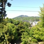 真古館 - 遠くに比叡山