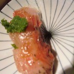 器楽亭 - アジの寿司。薬味は行者にんにく。