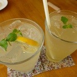 ツキカフェ - 左がレモンスカッシュ、右がジンジャーエール