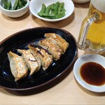 Gamushiyara Izakaya Shiyakariki - 餃子と生ビール。お通しは枝豆。