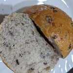 Bekari Kafe Kururu - 発芽玄米の黒米パン。小さめサイズの丸パンで、生地のほんのり甘さを楽しむパン！
